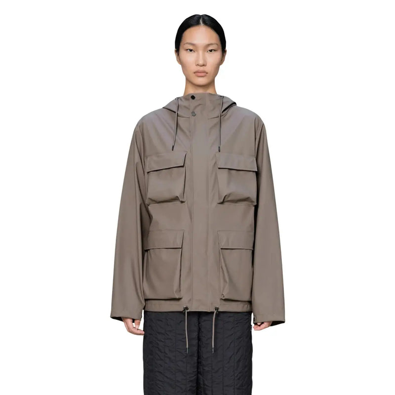 Eine taupefarbene, braune Damen-Blazerjacke aus Polyester mit Kapuze, minimalistischem Design und mehreren aufgesetzten Taschen.
