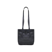Schwarze Nylon-Tragetasche mit langen Henkeln und minimalistischem Design, von hinten gesehen, von Rains, Damen-Umhängetasche aus Polyester