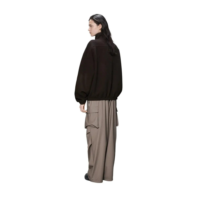 Schwarze Oversize-Bomberjacke mit elastischen Bündchen und hohem Kragen, von hinten im Regen gesehen, Damen-Fleecejacke mit Reißverschluss, braun, Polyester