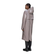 Rains Damenblazer aus glänzendem, lilafarbenem Polyester mit Kapuze, kombiniert mit einem eleganten, matten, grauen Rains-Regenmantel und minimalistischem Design