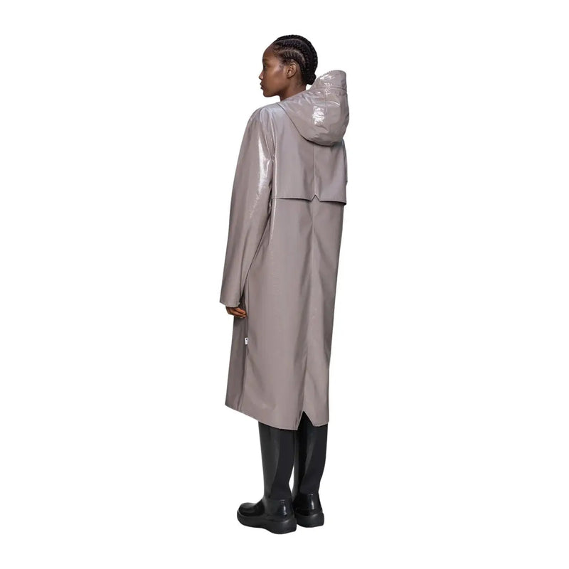 Rains Damenblazer aus glänzendem, lilafarbenem Polyester mit Kapuze, kombiniert mit einem eleganten, matten, grauen Rains-Regenmantel und minimalistischem Design