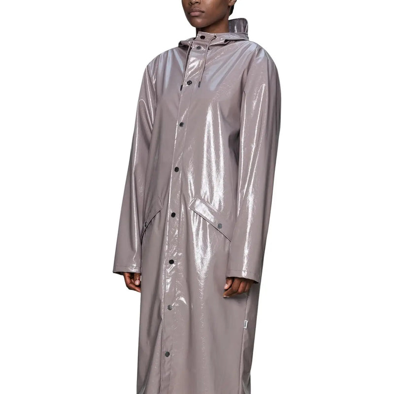 Ein eleganter, mattgrauer Damenblazer aus glänzendem, lilafarbenem Polyester mit Kapuze und schwarzen Knöpfen an der Vorderseite.
