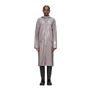 Ein eleganter, metallisch-grauer Polyester-Regenmantel mit glänzender Oberfläche und Knopfleiste vorne aus der Rains Women Lilac Kollektion.