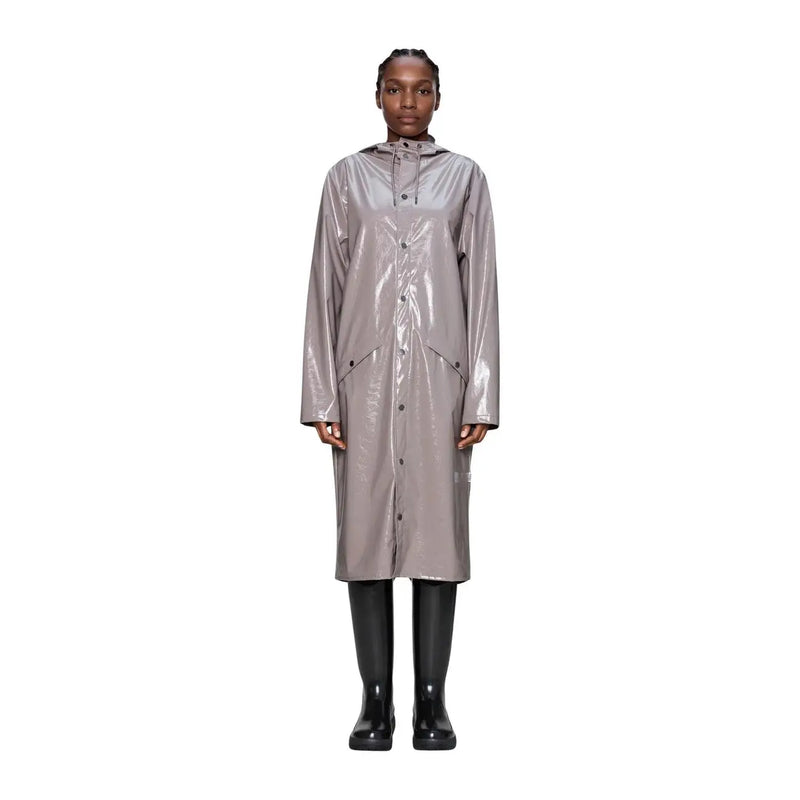 Ein eleganter, metallisch-grauer Polyester-Regenmantel mit glänzender Oberfläche und Knopfleiste vorne aus der Rains Women Lilac Kollektion.