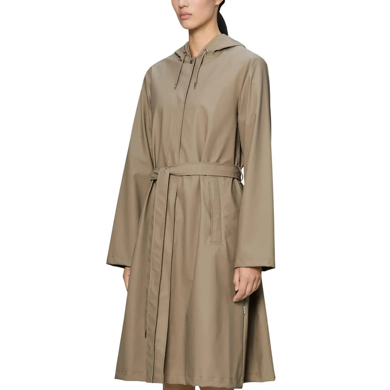 Rains Damen-Trenchcoat aus langem, beigefarbenem Polyester mit Kapuze, Taillengürtel und langen Ärmeln, Vorderansicht