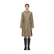 Ein taupefarbener, langer Trenchcoat aus Polyester mit Kapuze, Taillengürtel und langen Ärmeln aus der Damenkollektion von Rains.