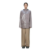 Ein eleganter, metallisch-grauer Regenmantel mit glänzender Oberfläche und Knopfverschluss, im Stil eines lila Polyester-Blazers mit Kapuze.