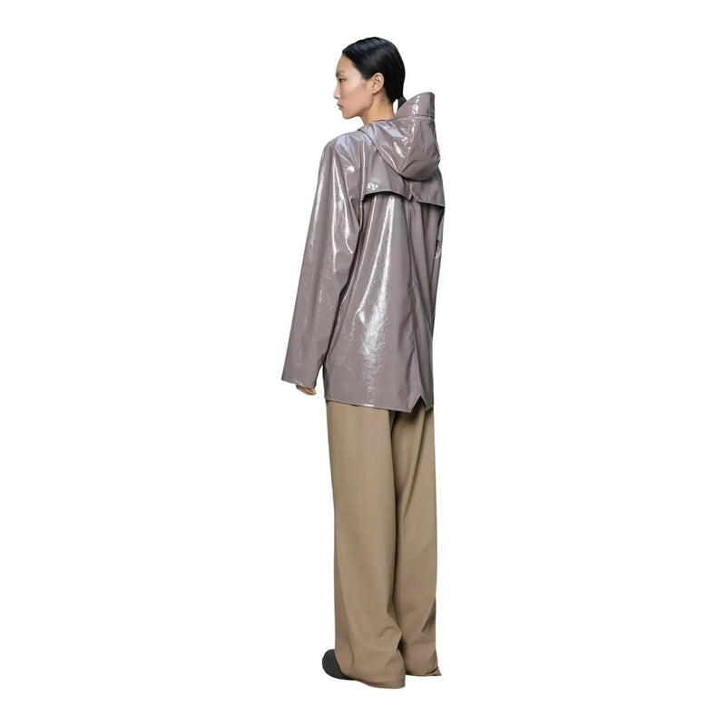Ein eleganter, metallisch-grauer Regenmantel mit glänzender Oberfläche und angenähter Kapuze, entworfen als Damen-Regenblazer aus Polyester.