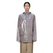 Ein eleganter, metallisch-grauer Damen-Regenblazer aus Polyester mit Kapuze, glänzender Oberfläche und schwarzen Knopfverschlüssen.