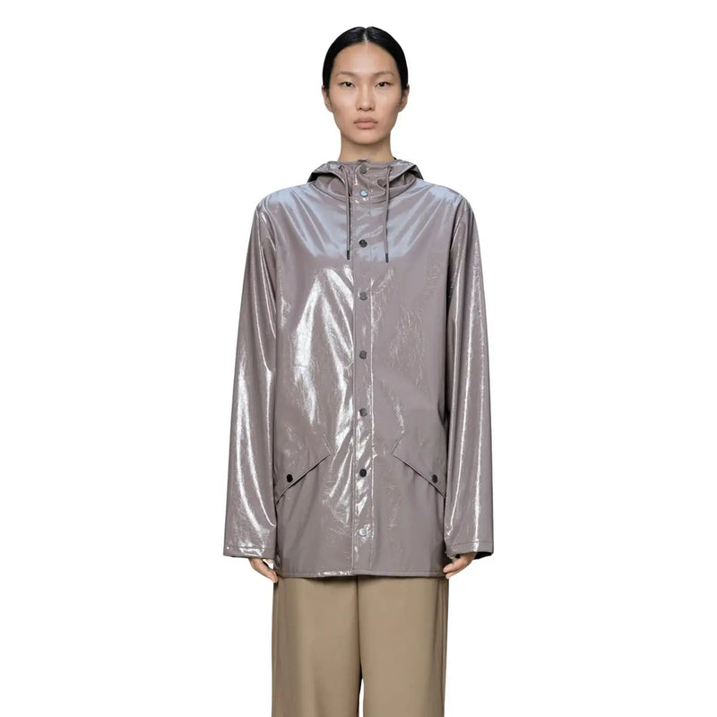 Ein eleganter, metallisch-grauer Damen-Regenblazer aus Polyester mit Kapuze, glänzender Oberfläche und schwarzen Knopfverschlüssen.