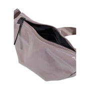 Eine elegante, matte, graue Gürteltasche aus Lackleder mit schwarzem Reißverschluss, zusammen mit einer lilafarbenen Mini-Schultertasche aus Polyester von Rains.