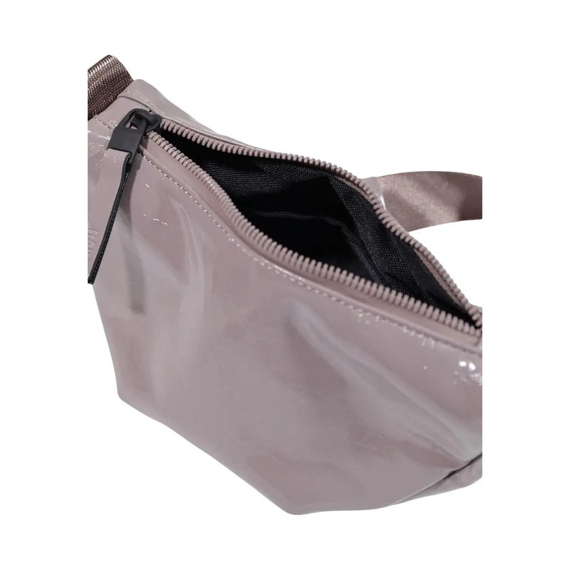 Eine elegante, matte, graue Gürteltasche aus Lackleder mit schwarzem Reißverschluss, zusammen mit einer lilafarbenen Mini-Schultertasche aus Polyester von Rains.
