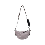 Die lilafarbene Mini-Schultertasche von Rains aus Polyester besticht durch ihr elegantes, mattgraues Crossbody-Design und einen verstellbaren Schultergurt.