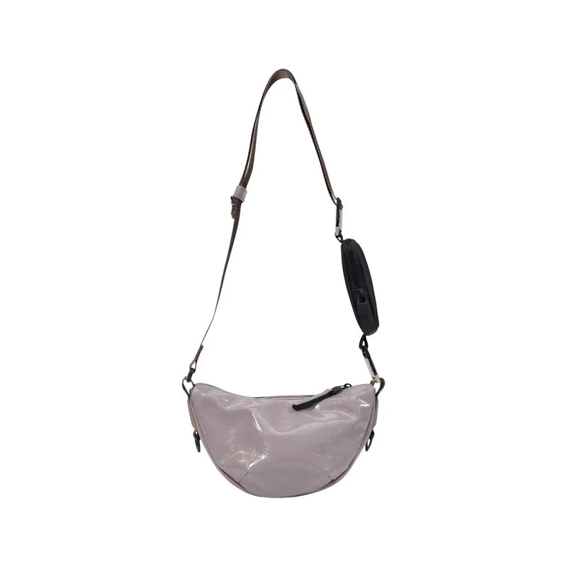 Die lilafarbene Mini-Schultertasche von Rains aus Polyester besticht durch ihr elegantes, mattgraues Crossbody-Design und einen verstellbaren Schultergurt.