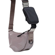 Mini-Schultertasche von Rains für Damen in Lila mit elegantem, mattgrauem Polyester-Crossbody-Design und schwarzen Reißverschlussdetails.