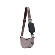 Die lilafarbene Damen-Schultertasche von Rains ist aus elegantem, durchscheinendem lavendelfarbenem Polyester gefertigt und verfügt über einen braunen Trageriemen sowie eine schwarze Reißverschlusstasche.