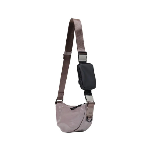 Die lilafarbene Damen-Schultertasche von Rains ist aus elegantem, durchscheinendem lavendelfarbenem Polyester gefertigt und verfügt über einen braunen Trageriemen sowie eine schwarze Reißverschlusstasche.