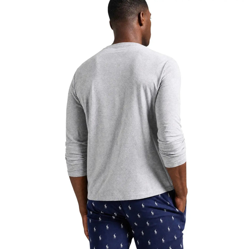 Ein meliertes graues Baumwoll-Schlafshirt mit langen Ärmeln und Rundhalsausschnitt top von Ralph Lauren mit dezenter Textur, getragen von einem Model