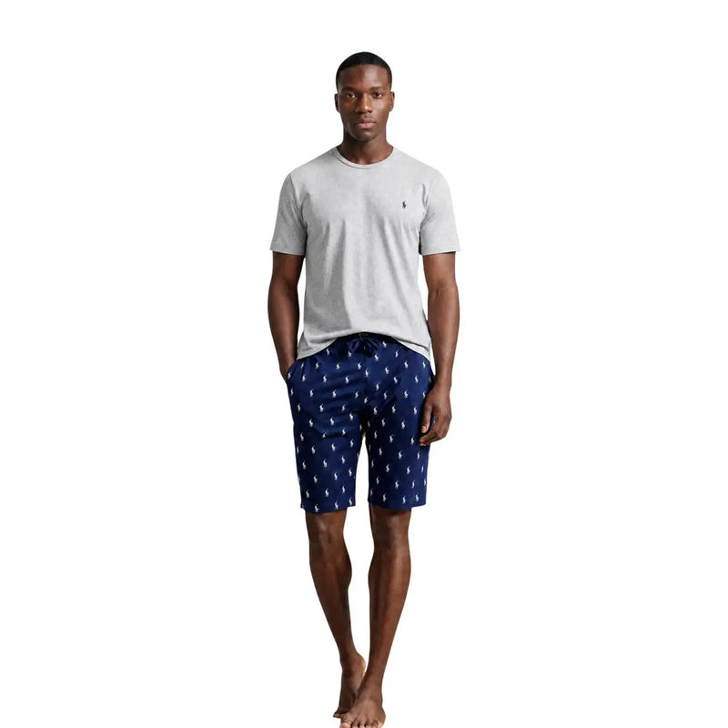 Marineblaue Shorts mit weißen Polo-Spielerlogos und Kordelzugbund, kombiniert mit einem grauen Ralph Lauren Herren-Schlafanzug aus Baumwolle mit Rundhalsausschnitt. top