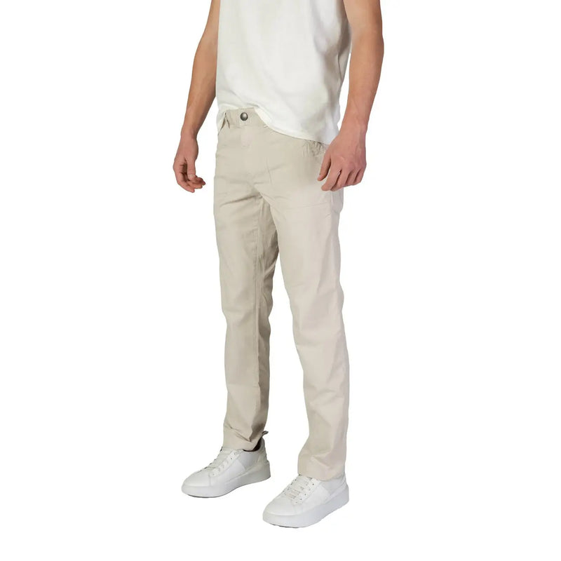 Beigefarbene, schmal geschnittene Chino-Hose mit dezenten Ziernähten aus Baumwolle für die Herbst-/Winterkollektion von Refrigiwear für Herren.