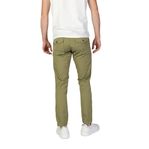 Olivgrüne Chino-Hose aus Baumwoll-Stretch für Herren mit zwei geknöpften Gesäßtaschen von refrigiwear, von der Rückseite gesehen