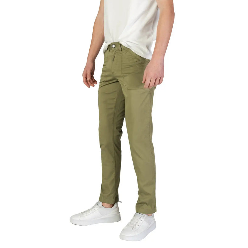Olivgrüne, schmal geschnittene Chino-Hose aus Baumwollstretch für Herren von refrigiwear, von vorne gezeigt