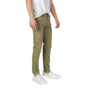 Olivgrüne, schmal geschnittene Chino-Hose aus Baumwoll-Stretchgewebe von refrigiwear für Herren, von hinten gesehen