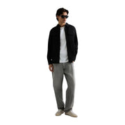 Schwarzes Herren-Jeanshemd von Replay aus Baumwolle mit klassischem Rundhalsausschnitt, zwei Brusttaschen und dezentem Markenlogo auf der linken Brustseite.