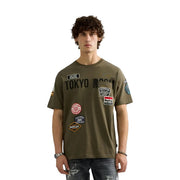 Grünes Herren-T-Shirt aus Baumwolle von Replay mit lockerer Passform, olivgrüner Farbe, auffälligem Tokyo Room-Motiv und gestickten Aufnähern.