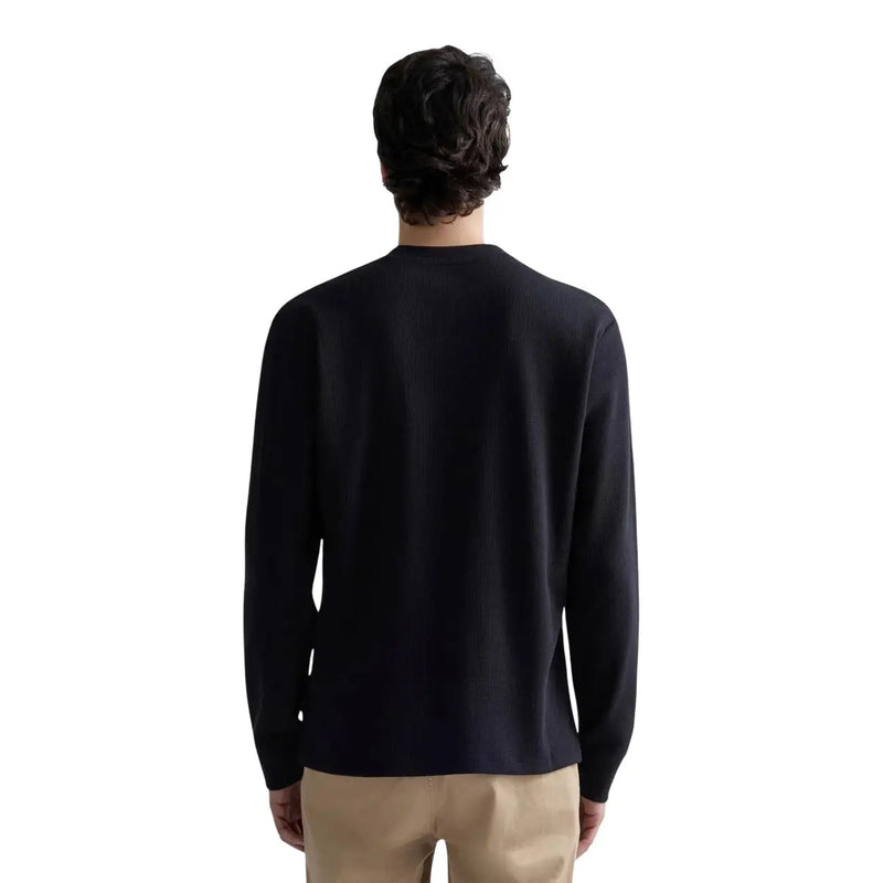 Schwarzer Herren-Waffelpullover von Replay aus Baumwolle mit langen Ärmeln und Rundhalsausschnitt, der ein strukturiertes Strickmuster aufweist.