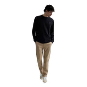 Schwarzer Herren-Waffelpullover von Replay aus Baumwolle mit langen Ärmeln und Rundhalsausschnitt sowie dezentem, gesticktem Logo auf der linken Brustseite.