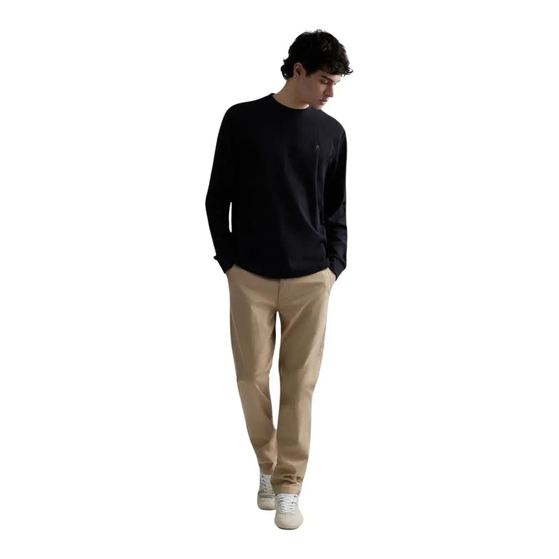 Schwarzer Herren-Waffelpullover von Replay aus Baumwolle mit langen Ärmeln und Rundhalsausschnitt sowie dezentem, gesticktem Logo auf der linken Brustseite.