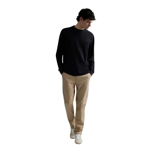 Schwarzer Herren-Waffelpullover von Replay aus Baumwolle mit langen Ärmeln und Rundhalsausschnitt sowie dezentem, gesticktem Logo auf der linken Brustseite.