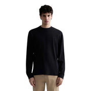 Schwarzer Replay Herren-Baumwollpullover mit Waffelstruktur, langen Ärmeln und Rundhalsausschnitt sowie dezentem, gesticktem Logo auf der linken Brustseite.