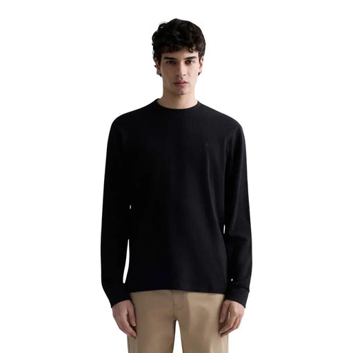 Schwarzer Replay Herren-Baumwollpullover mit Waffelstruktur, langen Ärmeln und Rundhalsausschnitt sowie dezentem, gesticktem Logo auf der linken Brustseite.