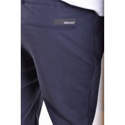 Dunkelblaue RRD Herren-Polyamidhose mit dezenter Struktur und kleinem rechteckigem Markenlabel auf der Gesäßtasche (Rückansicht)