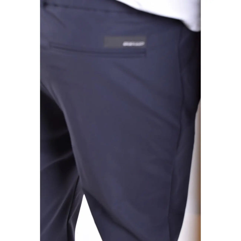 Dunkelblaue RRD Herren-Polyamidhose mit dezenter Struktur und kleinem rechteckigem Markenlabel auf der Gesäßtasche (Rückansicht)