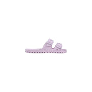 Ein weicher, lavendelfarbener Pantolette-Sandalette mit zwei Riemen, geformter Gummisohle und verstellbarem Schnallenverschluss von Sensi Women PVC Slippers
