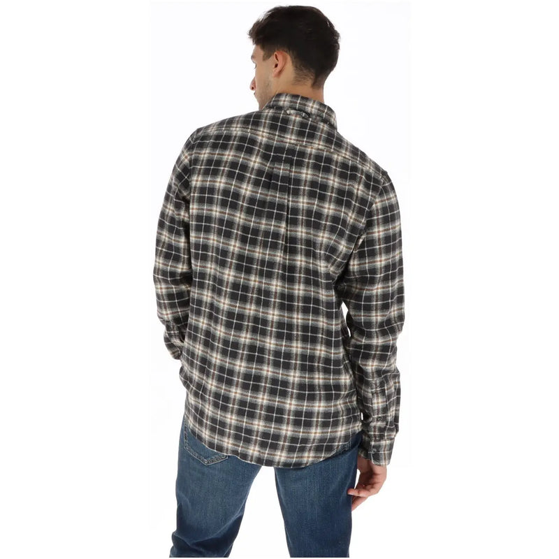Timberland Das schwarze Herrenhemd aus karierter Baumwolle verfügt über lange Ärmel, ein schwarz-weiß kariertes Flanellhemd mit Knopfleiste an Kragen und Manschetten.