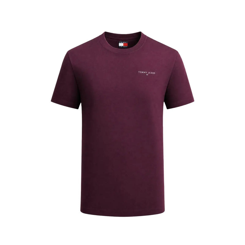 Bordeauxrote Tommy Hilfiger Jeans für Herren t-shirt mit dezentem weißen Logo auf der Brust und passendem Markenetikett am Kragen