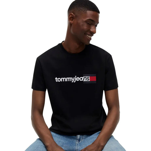Tommy Hilfiger Schwarzes Herren-T-Shirt aus Baumwolle mit Rundhalsausschnitt und weiß-rotem Logo auf der Brust