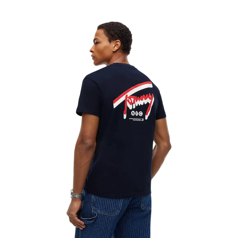 Marineblau Tommy Hilfiger Herren-T-Shirt aus Bio-Baumwolle, Rückseite mit rot-weiß-schwarzem Logo