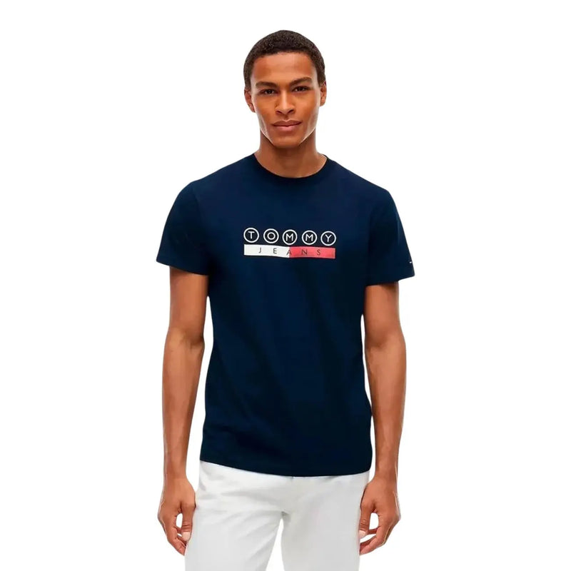 Marineblaues Tommy Hilfiger Herren-T-Shirt aus Bio-Baumwolle mit weißem und rotem Logo-Design auf der Vorderseite