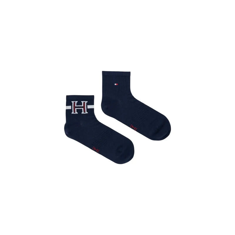 Marineblau Tommy Hilfiger Knöchelsocken mit weiß-rotem, gesticktem H-Logo am Bündchen, kombiniert mit weißen Boxershorts aus Baumwollmischgewebe.