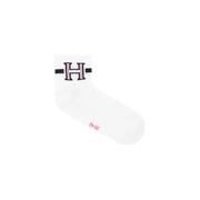 Weiße Knöchelsocke mit auffälligem, gesticktem H-Logo und marineblauen roten Streifen aus dem typischen Tommy Hilfiger Baumwollmischgewebe.