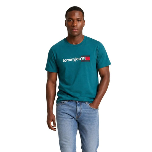 Türkis Tommy Hilfiger Herren-T-Shirt aus grüner Bio-Baumwolle mit weißem und rotem Logo auf der Brust, Vorderansicht