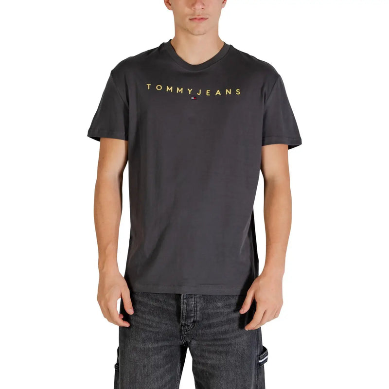 Dunkelgraues Tommy Hilfiger Herren-T-Shirt aus grauer Bio-Baumwolle mit goldener Schrift und Logo auf der Vorderseite