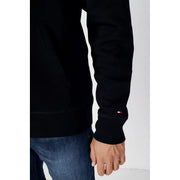 Tommy Hilfiger Herren-Hoodie aus schwarzer Baumwolle mit kleinem rot-weiß-blauem Logo am Bündchen