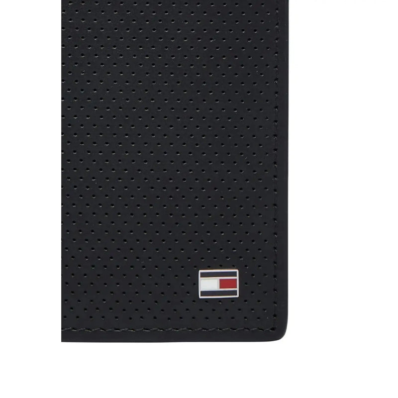 Schwarzes perforiertes Leder Tommy Hilfiger Herren-Geldbörse 11 x 9 cm mit kleinem rechteckigem Logo-Emblem in der unteren Ecke