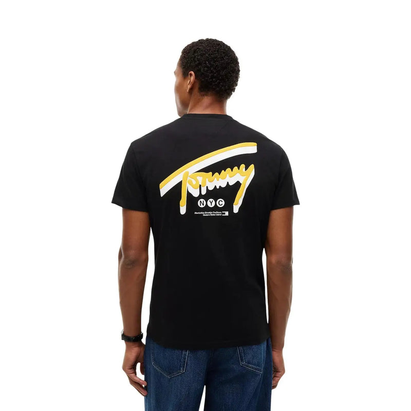 Rückseite eines schwarzen Tommy Hilfiger Herren-T-Shirts aus Bio-Baumwolle mit auffälligem gelb-weißem Logo im NYC-Stil